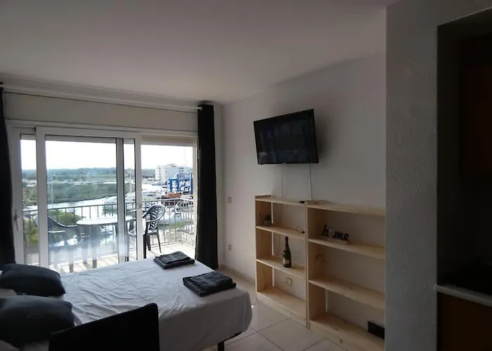 Estudio Con Vistas, Roses
