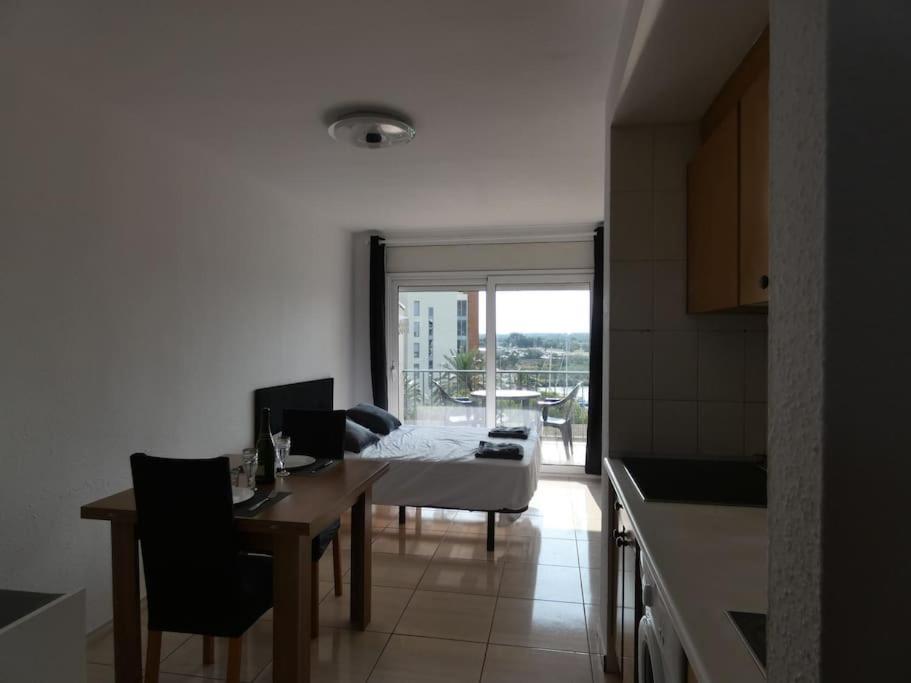 Estudio Con Vistas, * Roses